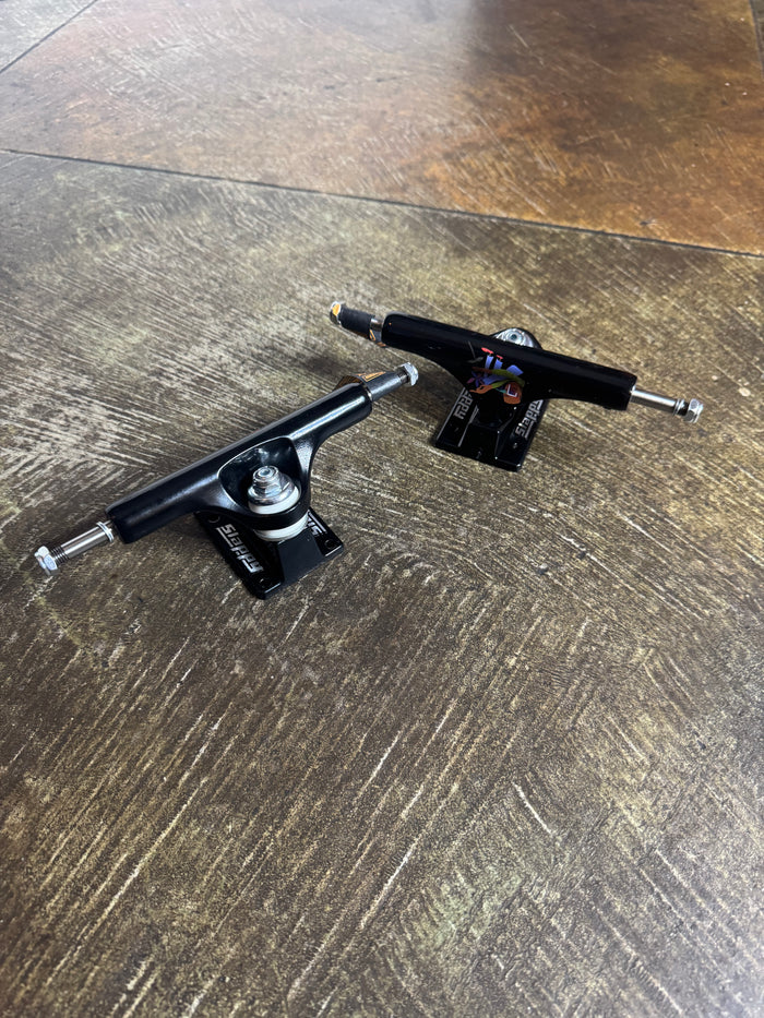 Slappy ST1 Hollow Flower Black Trucks (Set) - 8.25