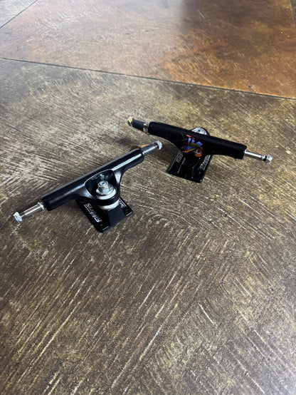 Slappy ST1 Hollow Flower Black Trucks (Set) - 8.25