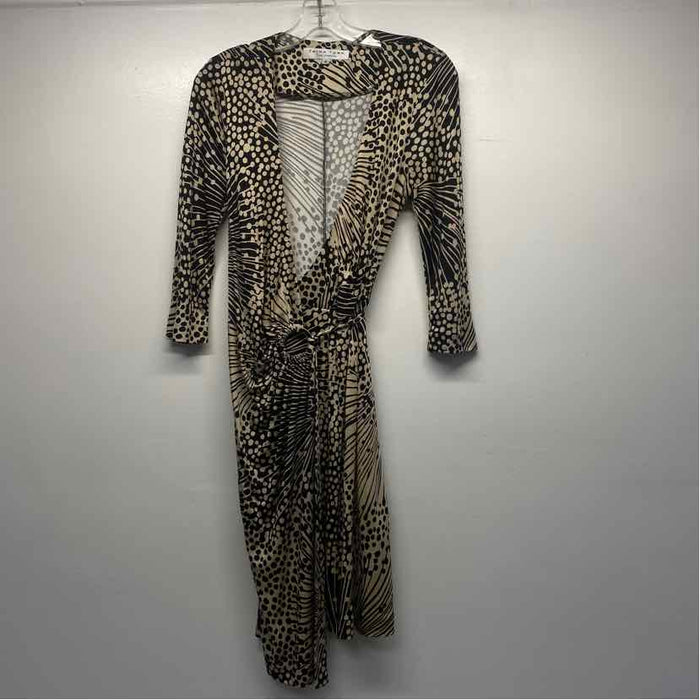 Trina Turk Size 6-S Women's Black-Beige Pattern Wrap Dress